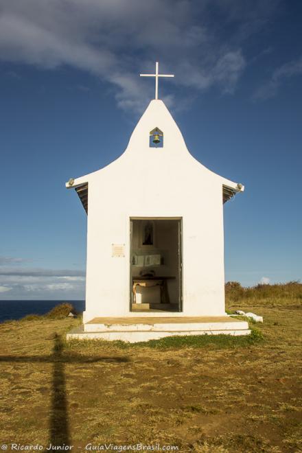 Imagem da fachada da Capela de São Pedro em Fernando de Noronha.